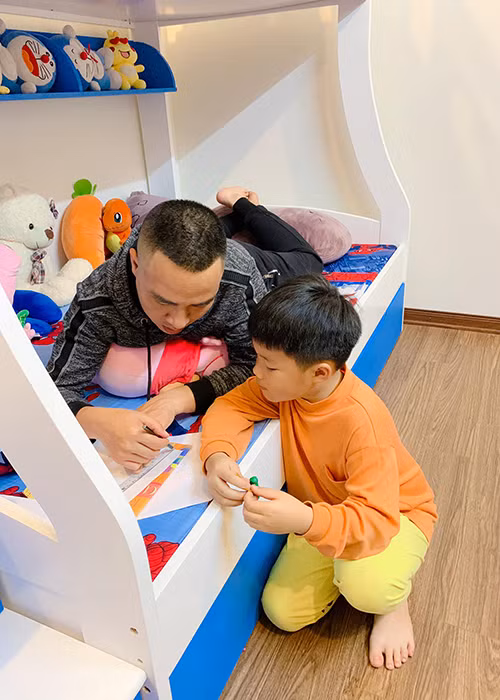 Hai con trai riêng của Hoàng Linh rất quý Mạnh Hùng.