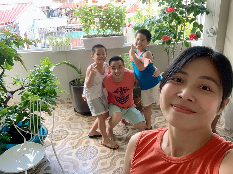 Hoàng Linh chia sẻ, Mạnh Hùng luôn là người xóa nhòa mọi khoảng cách giữa anh và các con của cô. “Tôi là người khó tính, đóng vai ác trong nhà nên anh là người vỗ về, an ủi và chiều chuộng chúng hơn. Anh ấy không nề hà việc gì với bọn trẻ", nữ MC nói.