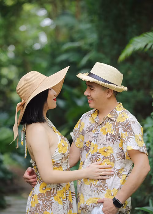 Nữ MC và ông xã tình tứ trong một chuyến du lịch.