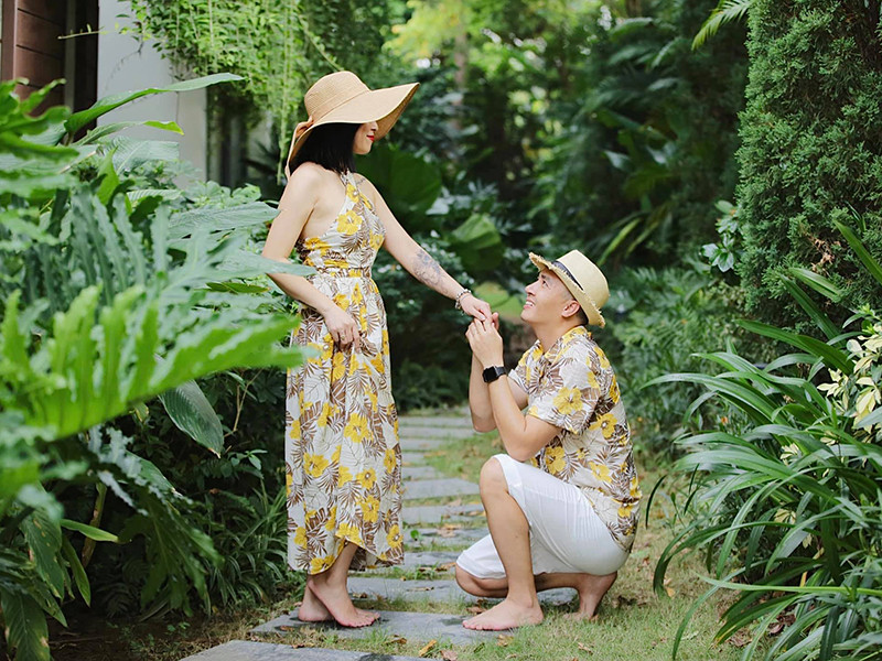 Mạnh Hùng còn quỳ xuống bày tỏ tình cảm với Hoàng Linh.