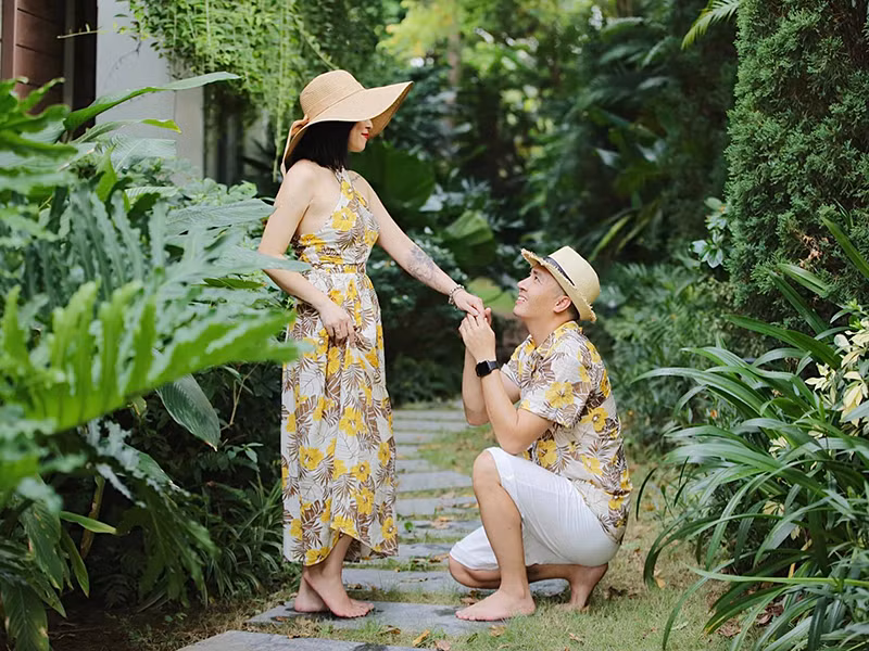 Mạnh Hùng còn quỳ xuống bày tỏ tình cảm với Hoàng Linh.