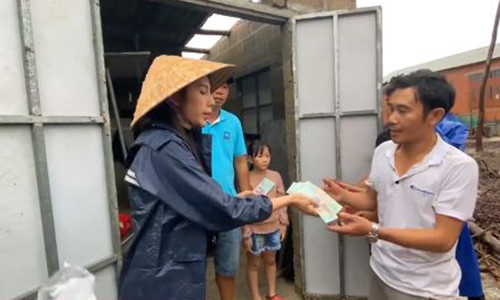 Thuy Tien ho tro ba con mien Trung tien lop mai nha