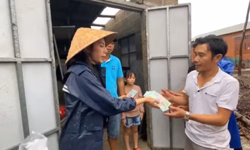 Thuy Tien ho tro ba con mien Trung tien lop mai nha