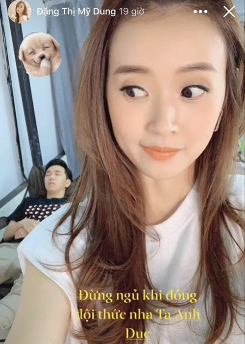 Midu từng đăng tải trên Facebook khoảnh khắc dìm hàng Anh Đức khi anh đang say giấc nồng.