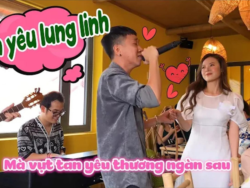 Xuất hiện trong ngày khai trương quán ăn mới của vợ chồng Trường Giang, Midu nắm tay Anh Đức. Bị hiểu nhầm công khai hẹn hò, Midu đính chính chỉ là minh họa cho bài hát. Ảnh: Dân Việt