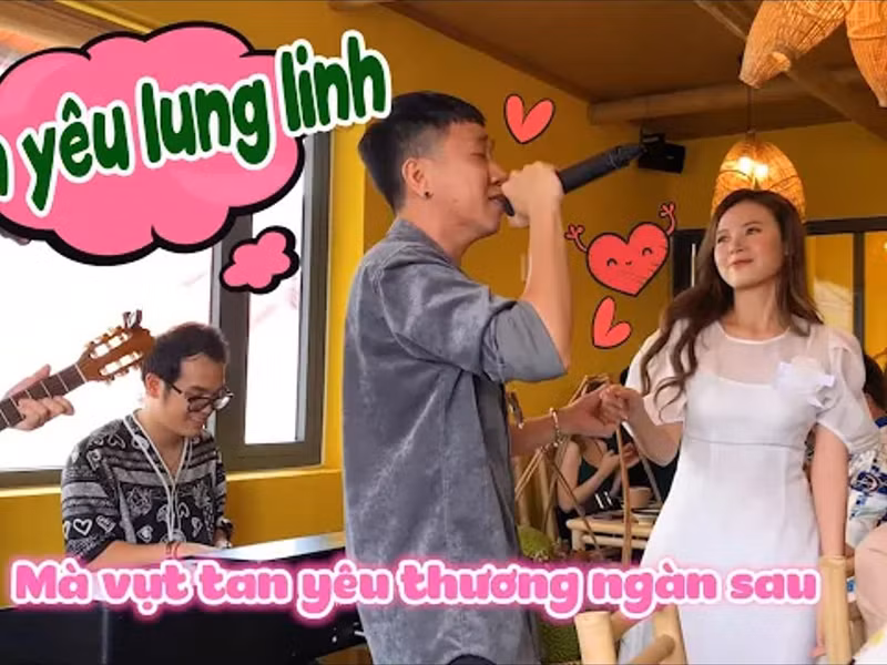 Xuất hiện trong ngày khai trương quán ăn mới của vợ chồng Trường Giang, Midu nắm tay Anh Đức. Bị hiểu nhầm công khai hẹn hò, Midu đính chính chỉ là minh họa cho bài hát. Ảnh: Dân Việt