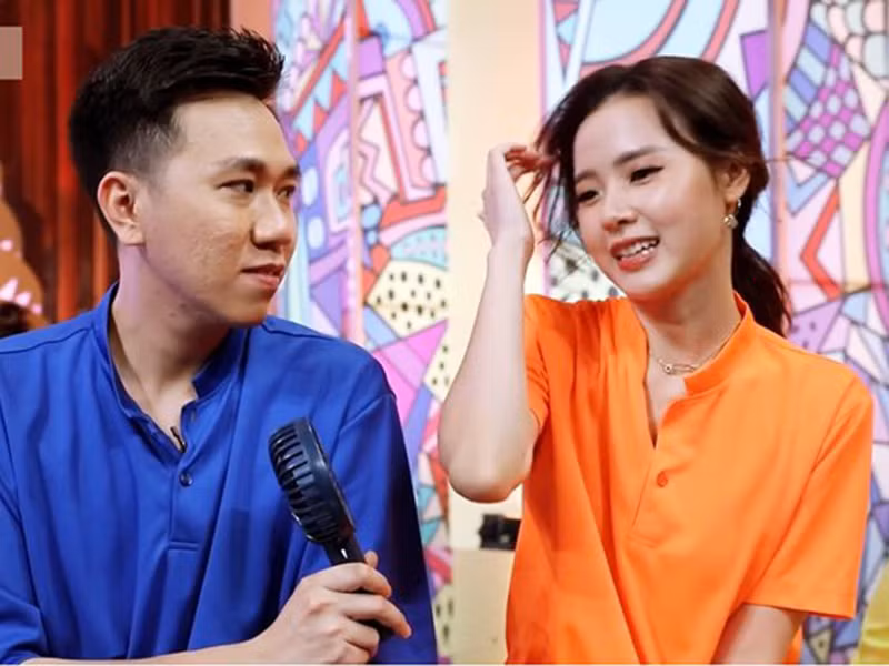 Khi hỏi Midu nghĩ sao về mình, Anh Đức nhận được câu trả lời đầy ngọt ngào: “Anh Đức dễ thương mà. Con trai mà hài hước và hóm hỉnh sẽ mang đến niềm vui rất lớn cho người mình yêu, nên em đánh giá rất cao người cao trai có khướu hài hước".