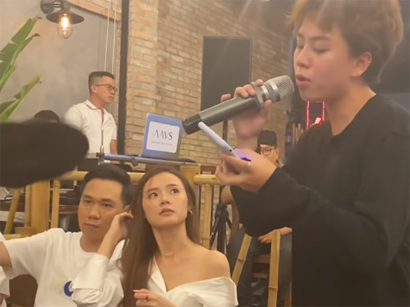 Khoảnh khắc Anh Đức ngồi quạt cho Midu suốt cả buổi khiến fan tích cực ghép cả hai là một cặp. Ảnh: Yeah1