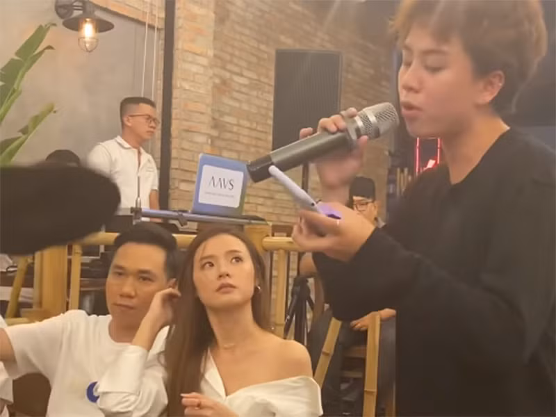 Khoảnh khắc Anh Đức ngồi quạt cho Midu suốt cả buổi khiến fan tích cực ghép cả hai là một cặp. Ảnh: Yeah1