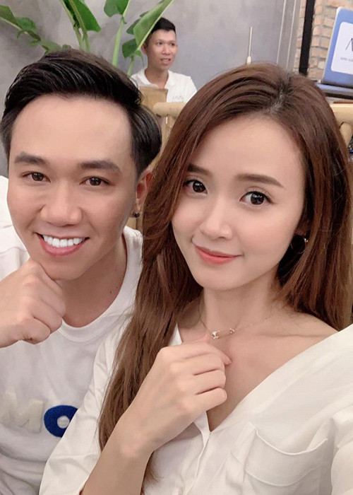 Dù vướng tin đồn tình cảm, Anh Đức và Midu vẫn thoải mái ngồi cạnh nhau.