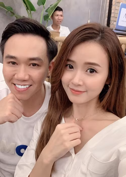 Dù vướng tin đồn tình cảm, Anh Đức và Midu vẫn thoải mái ngồi cạnh nhau.