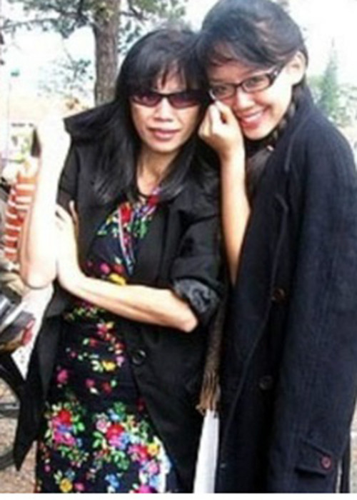 Tóc Tiên là một trong những sao Việt bị gia đình phản đối theo đuổi nghệ thuật. Nữ ca sĩ chia sẻ, người cấm cản là mẹ của cô.