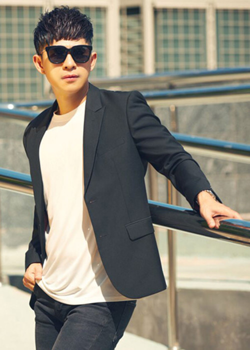 Bố của Châu Gia Kiệt vì coi nghề hát là “xướng ca vô loài” nên đuổi anh khỏi nhà khi anh vẫn chọn đi hát. Ảnh: Dân Việt