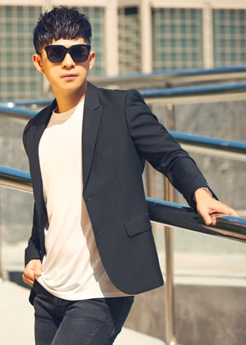 Bố của Châu Gia Kiệt vì coi nghề hát là “xướng ca vô loài” nên đuổi anh khỏi nhà khi anh vẫn chọn đi hát. Ảnh: Dân Việt