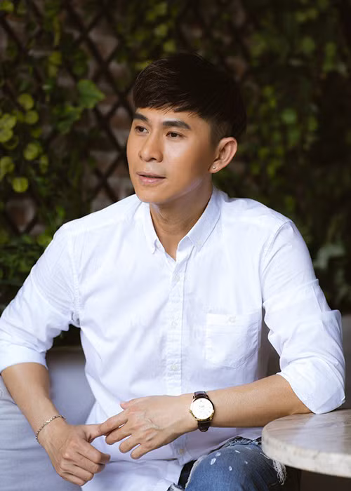 Vì đam mê ca hát, Châu Gia Kiệt cùng một lúc học trường âm nhạc và trường quân đội nhưng sau đó bỏ bê trường quân đội đến mức bị đuổi học. Ảnh: Dân Việt