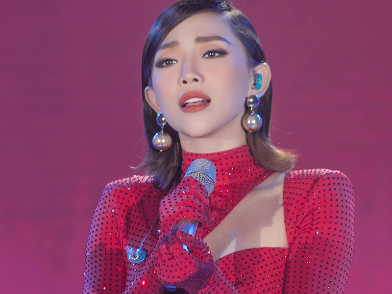 Tóc Tiên tâm sự, mẹ của cô không chấp nhận con gái bỏ ngành học mà gia đình định hướng để theo đuổi nghề “xướng ca vô loài”.