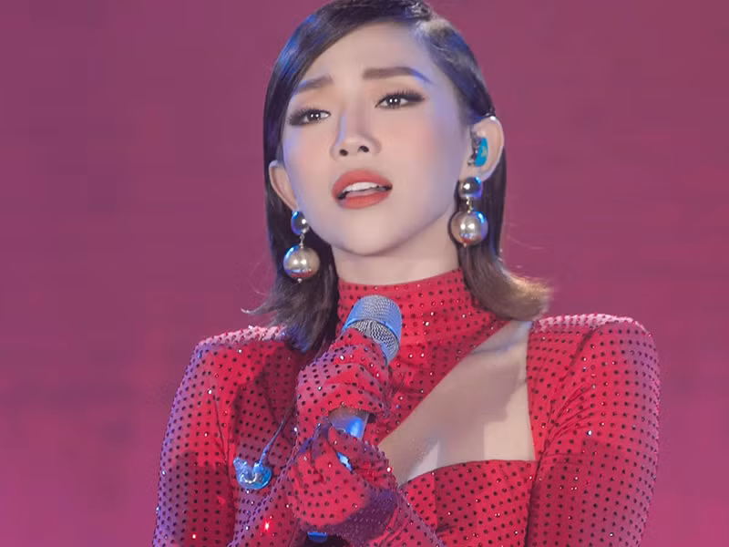 Tóc Tiên tâm sự, mẹ của cô không chấp nhận con gái bỏ ngành học mà gia đình định hướng để theo đuổi nghề “xướng ca vô loài”.