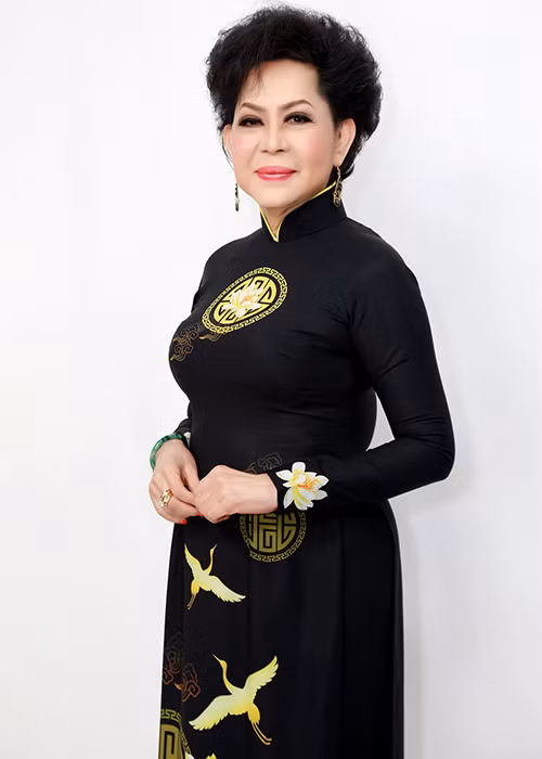 “Mẹ tôi phải giấu ba cho tôi đi hát, rồi đi học nhạc các kiểu. Tôi được như ngày hôm nay là nhờ mẹ rất nhiều”, danh ca Giao Linh cho hay. Ảnh: Petrotimes