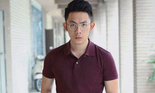 Với các nhân vật đình đám trên MXH, chuyện khoe quà, đồ hiệu hay tiền bạc có thể là bất cứ ngày nào. Nhưng chắc chắn cứ đến dịp lễ Tết, dù là Tết thiếu nhi thì hoạt động này sẽ nhộn nhịp hơn.Đó cũng là lý do khiến cho mùa Trung thu năm nay, từ dàn thiếu gia như Tống Đông Khuê, Tuấn Hải đến những cặp vợ chồng như ca nương Kiều Anh, gia đình Kiên Hoàng - Heo Mi nhon, đều đồng loạt đăng ảnh quà cáp lên mạng khiến ai cũng phải trầm trồ. Hoá ra Trung thu là Tết thiếu nhi nhưng chẳng cần phải thiếu nhi cũng có quà nhé!