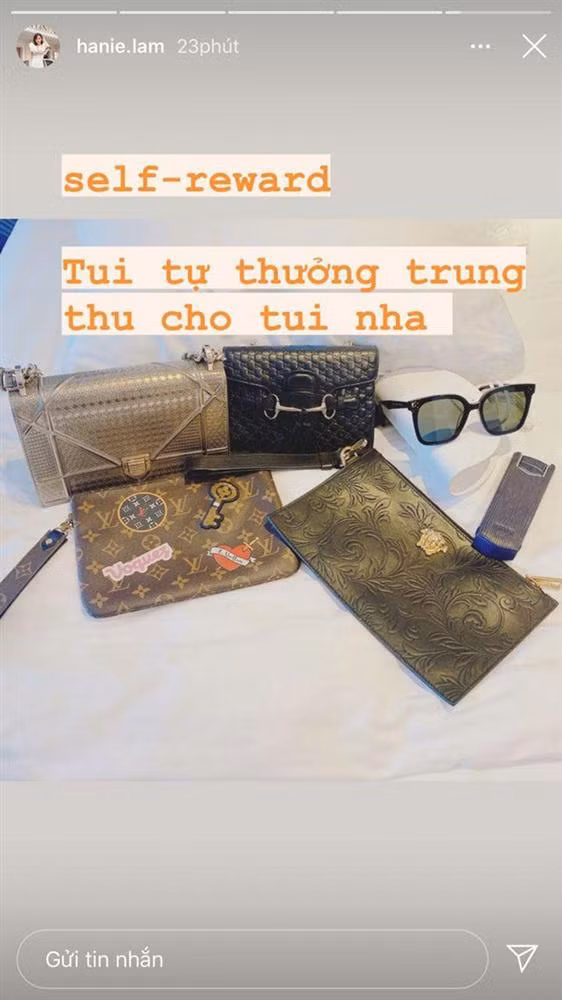 Chẳng cần ai tặng, Lâm Á Hân lại tự thưởng cho mình thêm 4 chiếc túi và 1 chiếc kính nhân dịp Trung thu.