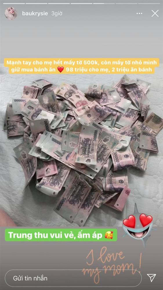 Riêng Bâu - gái xinh đình đám trên Instagram lại khiến nhiều người mắt tròn mắt dẹt khi tặng mẹ số tiền lớn dịp Trung. "98 triệu cho mẹ, 2 triệu ăn bánh" - Bâu viết.