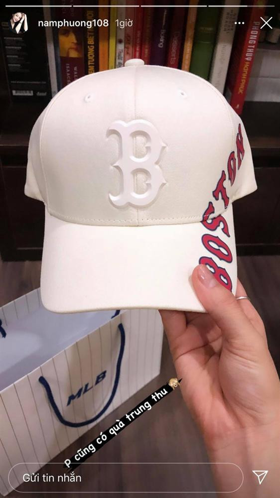 Dù chưa rõ được tặng hay tự tặng nhưng nữ tiếp viên hàng không Nam Phương cũng khoe quà Trung thu là chiếc mũ lưỡi trai MLB xịn sò.