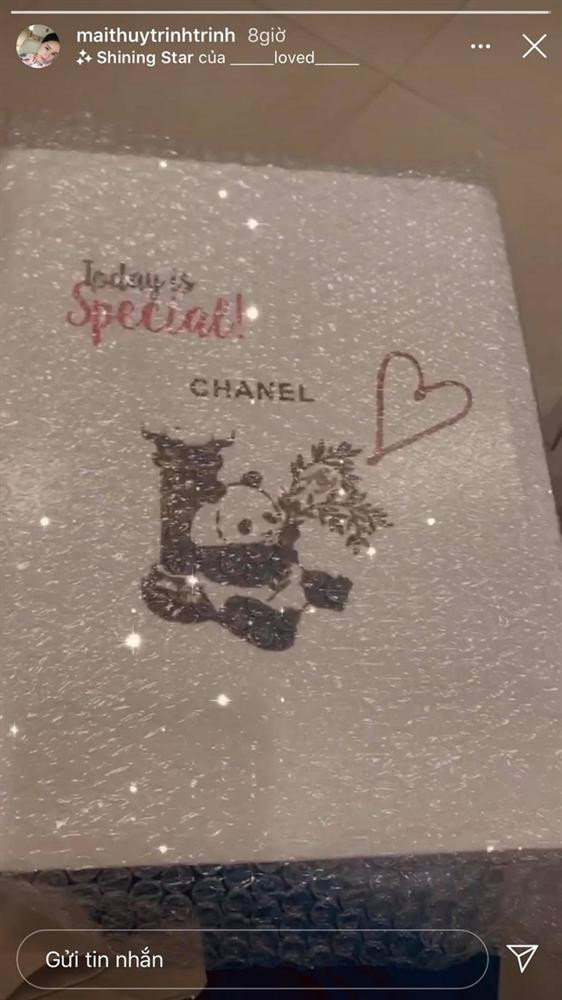 Mai Thùy Trinh - bà xã cầu thủ Bùi Tiến Dụng cũng khoe sương sương một hộp quà Chanel.