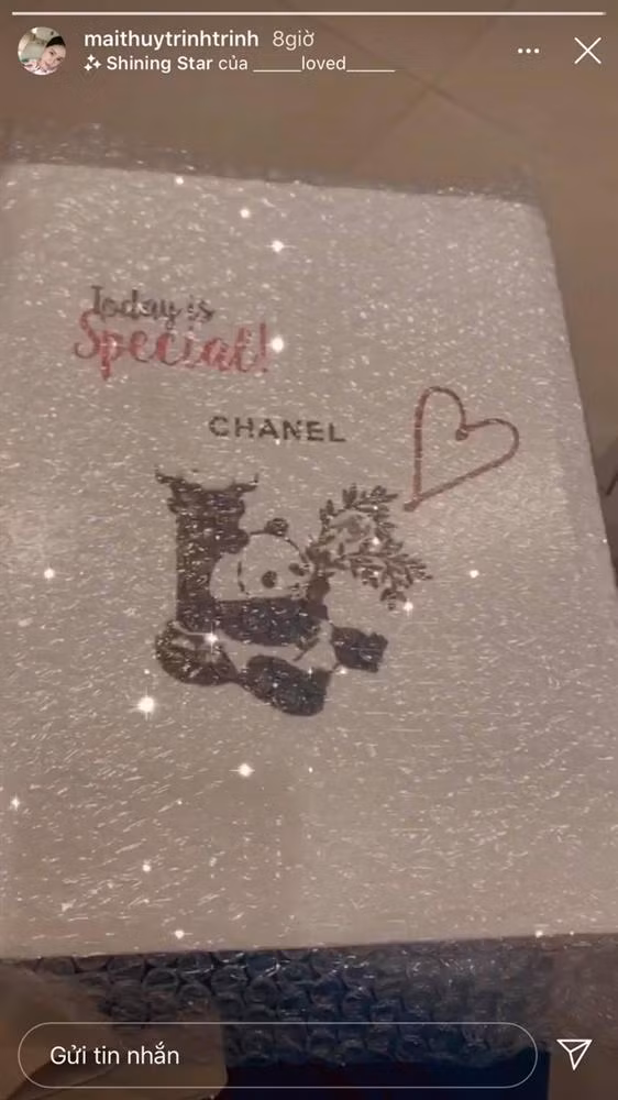 Mai Thùy Trinh - bà xã cầu thủ Bùi Tiến Dụng cũng khoe sương sương một hộp quà Chanel.