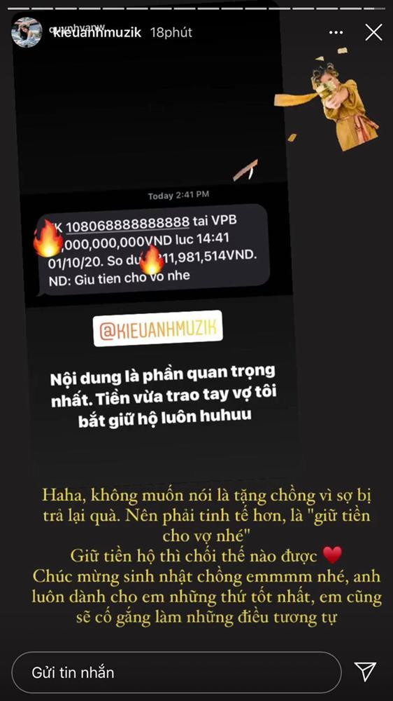 Cụ thể, Văn Quỳnh tặng vợ một loạt túi Chanel to nhỏ đủ cả còn ca nương Kiều Anh lại chuyển khoản cho chồng hàng tỷ đồng. Những bức hình toát ra mùi tiền là đây chứ đâu nữa.