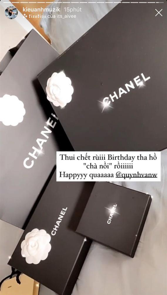 Tình cờ sinh nhật trúng vào dịp Trung thu, vợ chồng ca nương Kiều Anh cũng gây choáng khi tặng nhau những món quà siêu to khổng lồ.