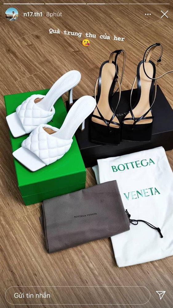 Thiếu gia Tuấn Hải mua 2 đôi giày hàng hiệu tặng người yêu. Anh chàng không ngại chia sẻ: "Quà Trung thu của cô ấy" kèm icon nụ hôn ngọt ngào.