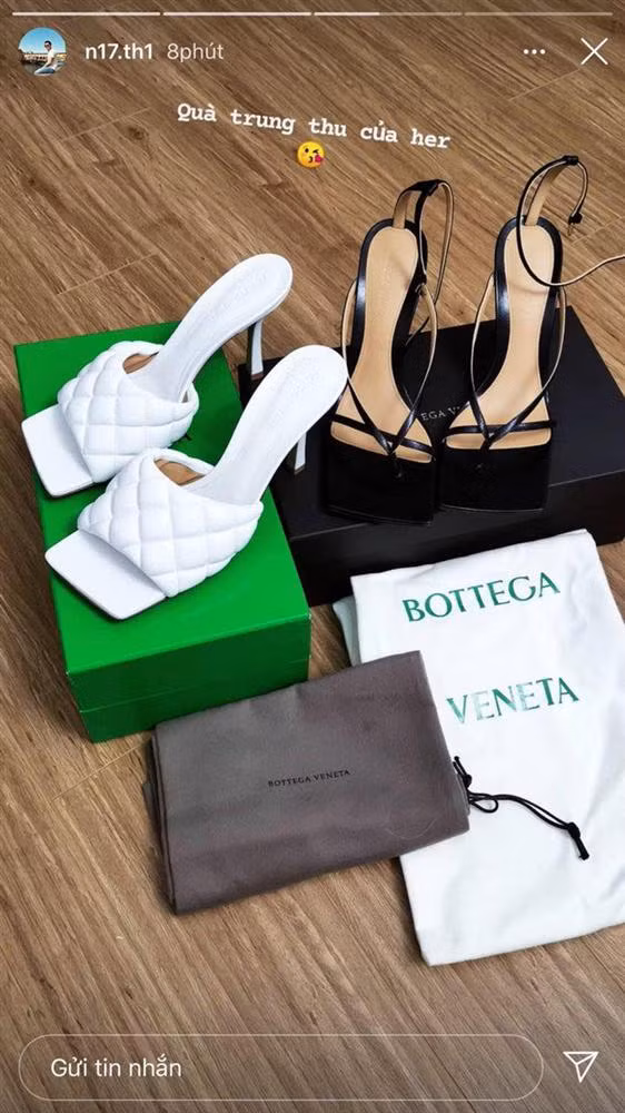 Thiếu gia Tuấn Hải mua 2 đôi giày hàng hiệu tặng người yêu. Anh chàng không ngại chia sẻ: "Quà Trung thu của cô ấy" kèm icon nụ hôn ngọt ngào.