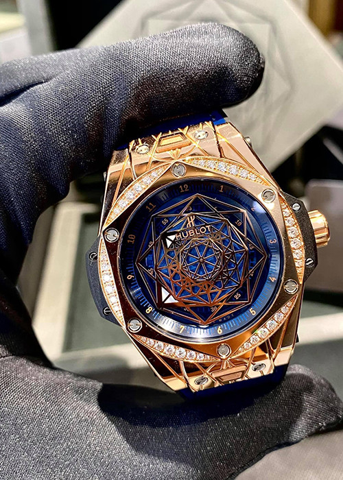 Hòa Minzy khoe cận cảnh mẫu đồng hồ mới tậu.