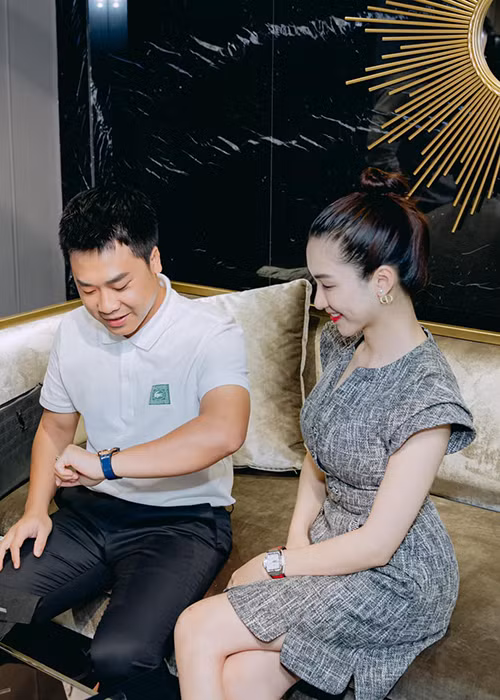 Nữ ca sĩ gốc Bắc Ninh lựa chọn phiên bản màu xanh để thuận lợi cho việc kinh doanh.