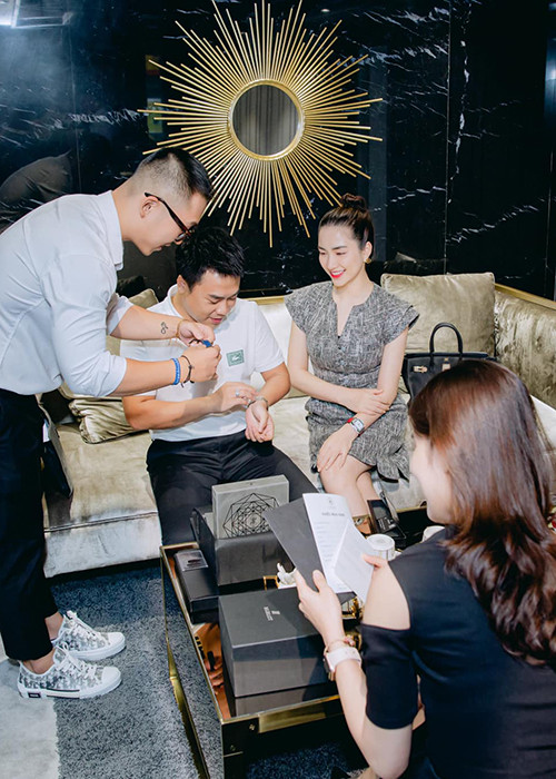 Nhiều người cho rằng giá trị của chiếc đồng hồ Hòa Minzy tặng bạn trai doanh nhân có thể lên đến hàng tỷ đồng.