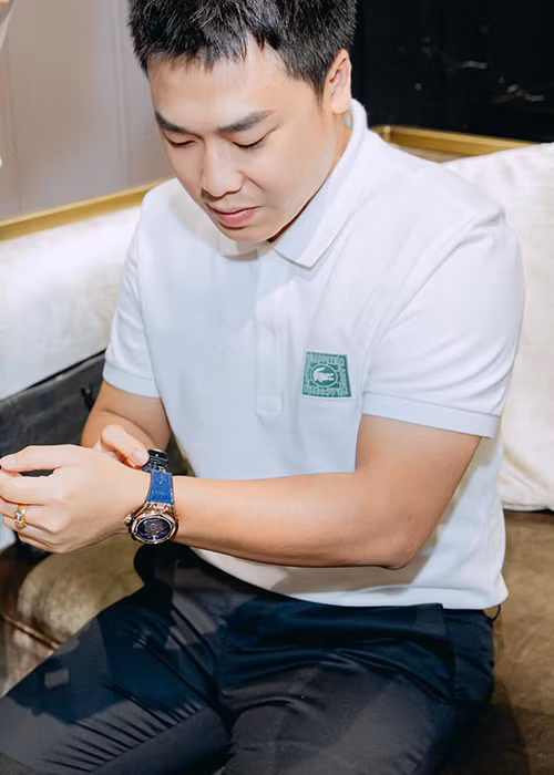 Nữ ca sĩ còn nhắn nhủ đến nửa kia của mình: "Chiếc đồng hồ được trao đúng ngày hôm nay thật vô cùng ý nghĩa cho chúng ta. Hãy luôn nhớ về những mốc thời gian quan trọng chúng mình đã cùng trải qua Hải nhé. Yêu chồng".