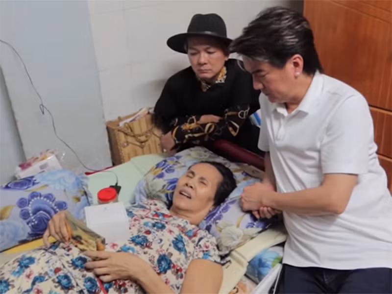 Mới đây, ca sĩ Đàm Vĩnh Hưng và Vũ Hà đến thăm nghệ sĩ Hoàng Lan có hoàn cảnh rất khó khăn khi nằm liệt giường, sắp bị đuổi khỏi nhà thuê vì không có tiền chi trả. Ảnh: Dân Việt
