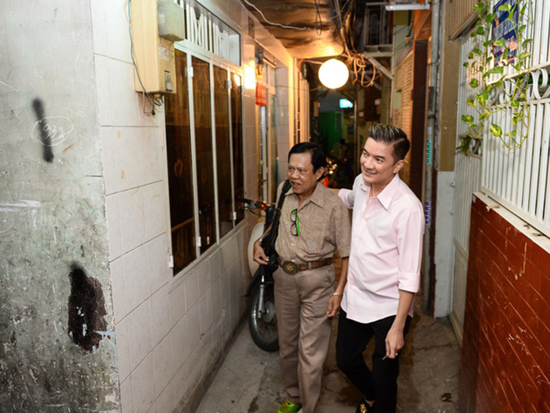 Năm 2015, Đàm Vĩnh Hưng đã chung tay cùng chương trình Tổ ấm hạnh phúc sửa nhà cho nhạc sĩ Vinh Sử. Ảnh: Zing