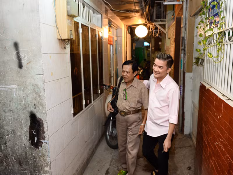 Năm 2015, Đàm Vĩnh Hưng đã chung tay cùng chương trình Tổ ấm hạnh phúc sửa nhà cho nhạc sĩ Vinh Sử. Ảnh: Zing