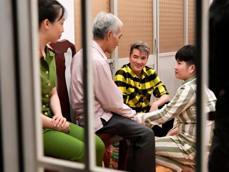 Tháng 1/2020, khi đến thăm các phạm nhân ở trại giam tại Long An và Tiền Giang để hát, giao lưu trong dịp năm mới, Mr Đàm tình cờ nói chuyện với một phạm nhân tên Vân và nghe được những tâm sự muốn được gặp ba một lần vì ông không có tiền đến trại giam thăm. Nghe xong, Đàm Vĩnh Hưng lập tức đi hơn 100km để đến nhà ba của Vân, thuyết phục ông lên thăm con gái trong dịp Tết. Ảnh: VTC