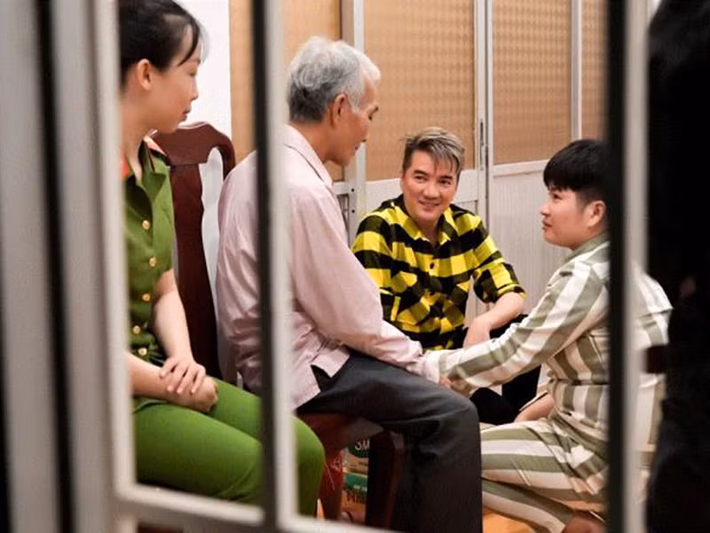 Tháng 1/2020, khi đến thăm các phạm nhân ở trại giam tại Long An và Tiền Giang để hát, giao lưu trong dịp năm mới, Mr Đàm tình cờ nói chuyện với một phạm nhân tên Vân và nghe được những tâm sự muốn được gặp ba một lần vì ông không có tiền đến trại giam thăm. Nghe xong, Đàm Vĩnh Hưng lập tức đi hơn 100km để đến nhà ba của Vân, thuyết phục ông lên thăm con gái trong dịp Tết. Ảnh: VTC