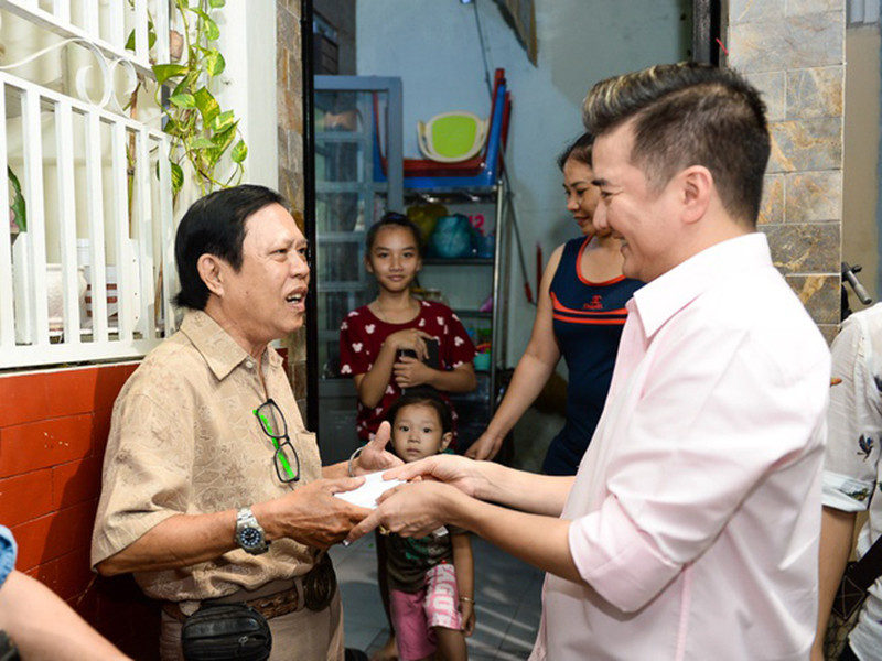 Trước sự giúp đỡ của Đàm Vĩnh Hưng, nhạc sĩ Vinh Sử từng chia sẻ, ông nợ ca sĩ Đàm Vĩnh Hưng một ân tình mà không biết bao giờ mới trả hết. Ảnh: Zing