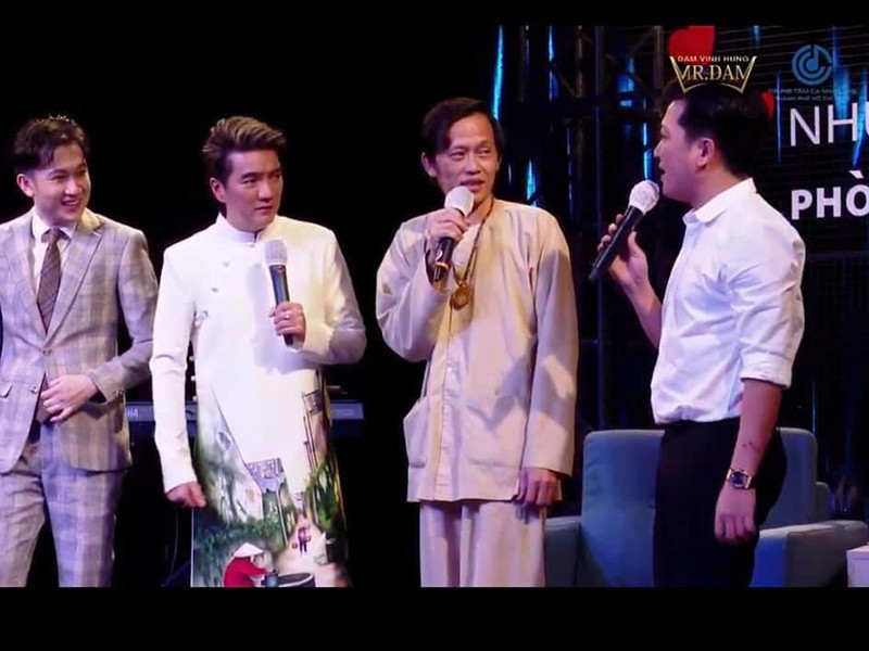 Tháng 8/2020, Đàm Vĩnh Hưng đấu giá chiếc áo dài in hình con hẻm có giếng cổ nổi tiếng ở Hội An được 250 triệu đồng. Một doanh nhân góp thêm 200 triệu cho chiếc áo dài này. Số tiền được ủng hộ cho tuyến đầu phòng chống dịch COVID-19. Ảnh: Vietnamnet