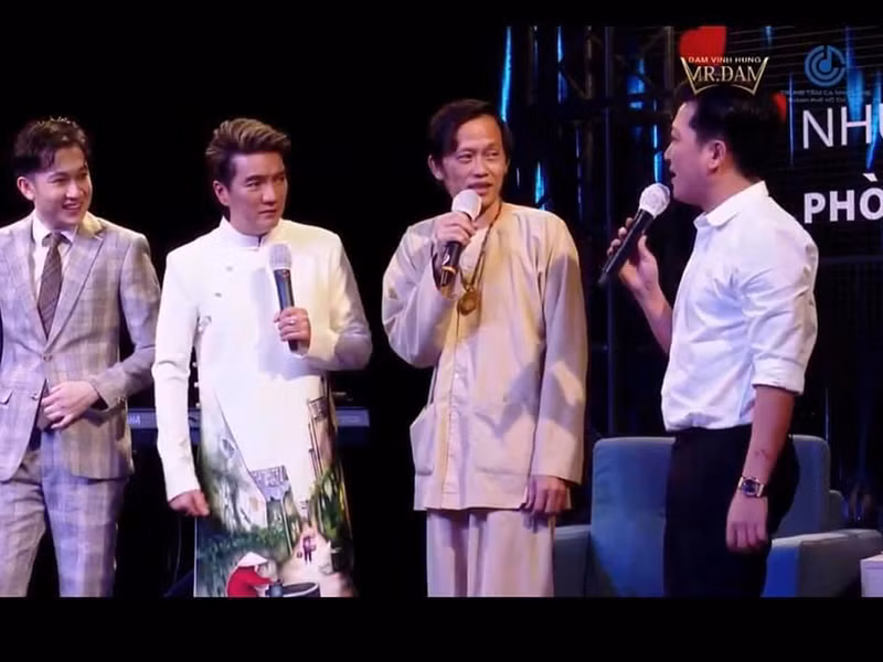 Tháng 8/2020, Đàm Vĩnh Hưng đấu giá chiếc áo dài in hình con hẻm có giếng cổ nổi tiếng ở Hội An được 250 triệu đồng. Một doanh nhân góp thêm 200 triệu cho chiếc áo dài này. Số tiền được ủng hộ cho tuyến đầu phòng chống dịch COVID-19. Ảnh: Vietnamnet