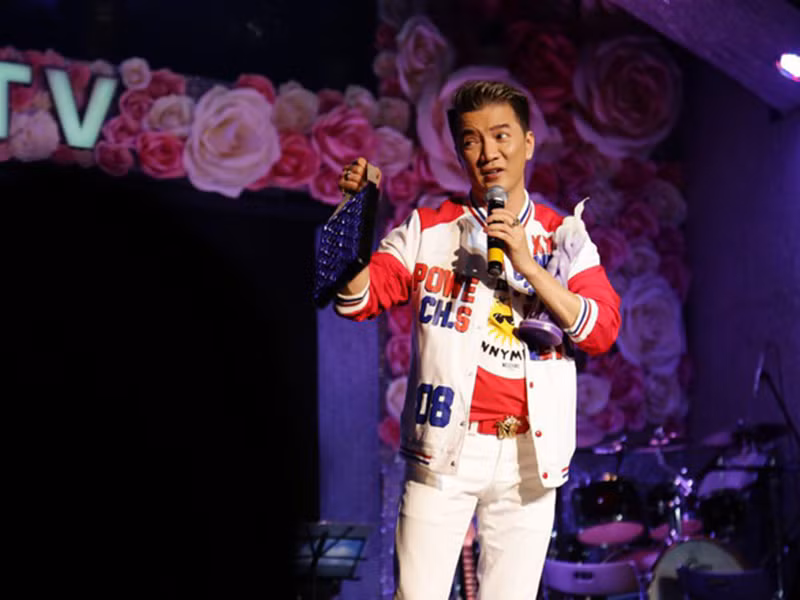 Đàm Vĩnh Hưng còn không ít lần đấu giá trang phục, phụ kiện của anh để làm từ thiện. Năm 2016, anh bán được chiếc túi hàng hiệu với giá 250 triệu để làm từ thiện ở miền Trung. Ảnh: An ninh thủ đô