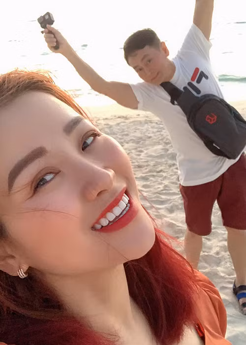 Bà xã kém 20 tuổi của Mai Sơn ngày càng trẻ trung.