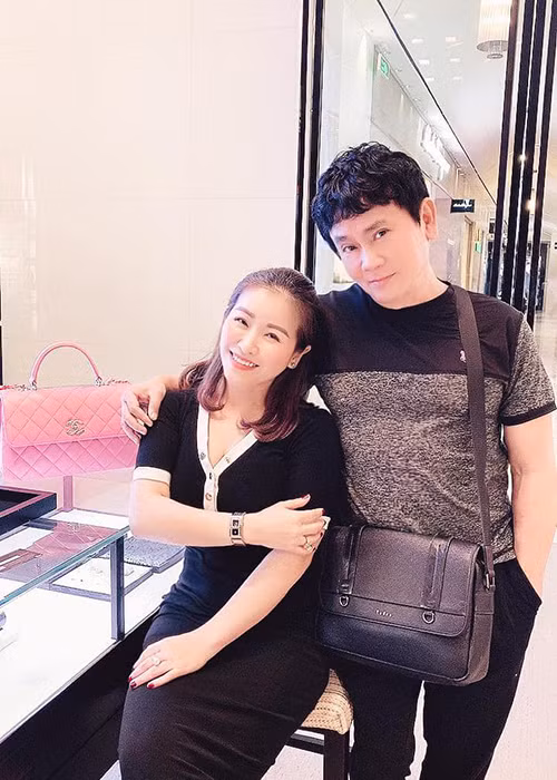 Hồi tháng 9 vừa qua, kỷ niệm 12 năm cưới, nữ nghệ sĩ được ông xã tặng đồng hồ hiệu.