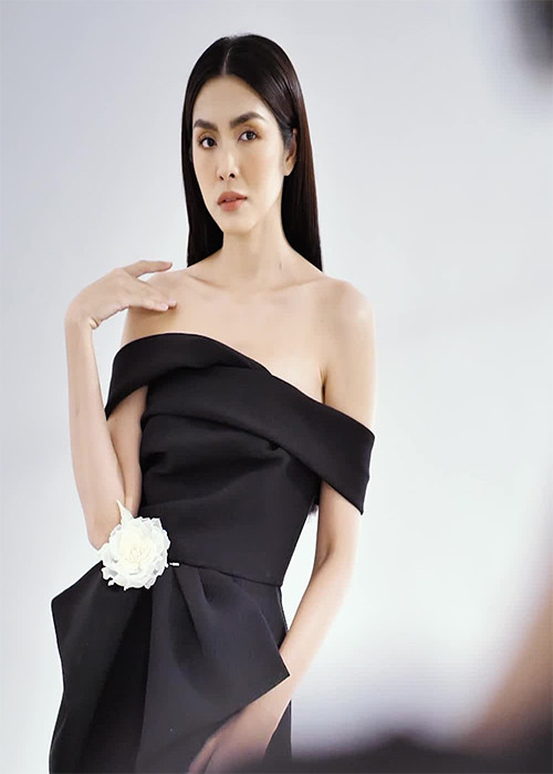 Hà Tăng khoe trọn vai trần, xương quai xanh gợi cảm.