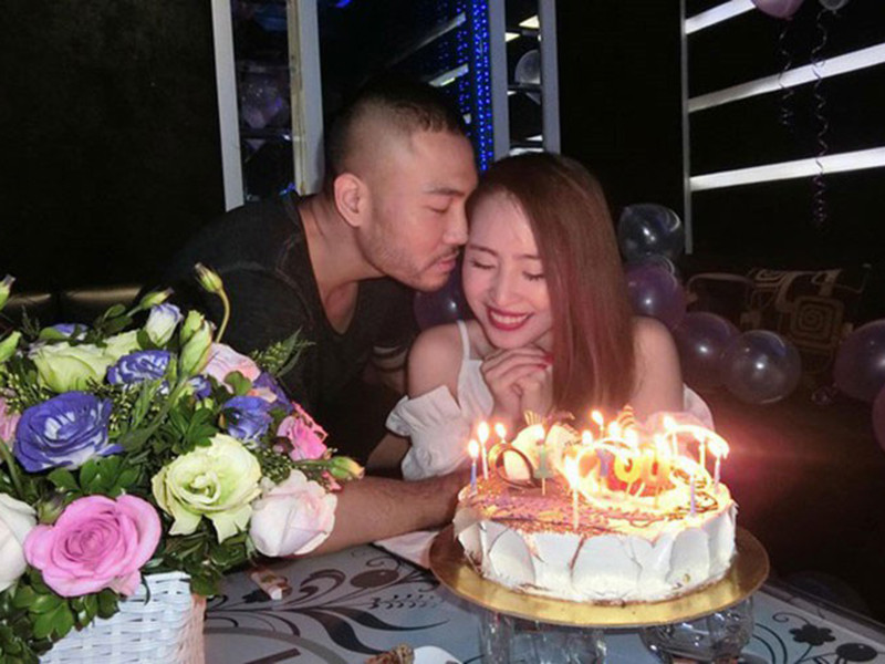 Năm 2014, "cá sấu chúa" lên xe hoa với người mẫu Doãn Tuấn. Cuộc hôn nhân của nữ ca sĩ hạnh phúc chỉ trong vài năm.