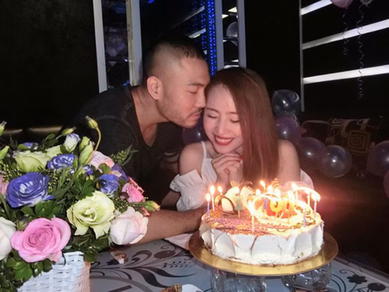 Năm 2014, "cá sấu chúa" lên xe hoa với người mẫu Doãn Tuấn. Cuộc hôn nhân của nữ ca sĩ hạnh phúc chỉ trong vài năm.